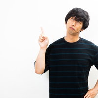 上の階の騒音に悩まされる独身男性の写真