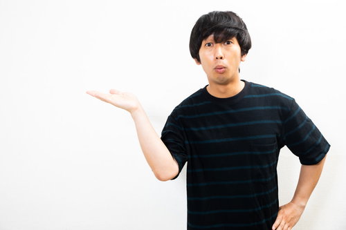 口をすぼめて説明する男性