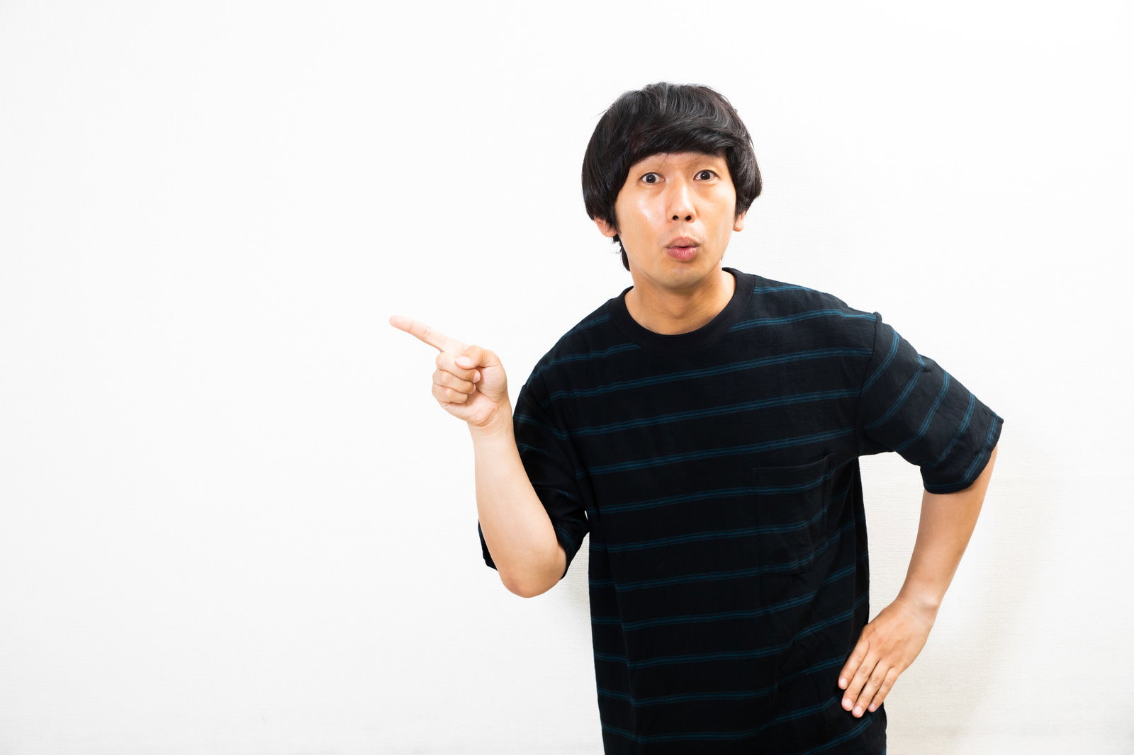 指差して説明する男性［モデル：大川竜弥］