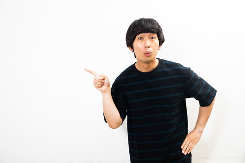 指をさしてこちらを説明する男性