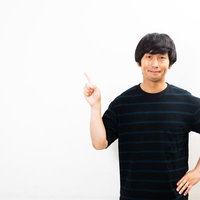 重要なポイントを指差しながら説明中の男性の写真