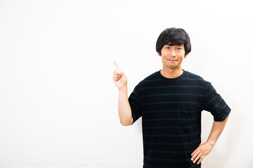 重要なポイントを指差しながら説明中の男性