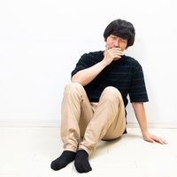 足痺れてもうた男性が小山座りで足を抱えるの写真