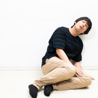 腰を落とし天を仰ぐ男性 - 落ち込みと後悔の表情の写真