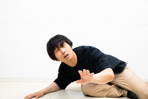 床に這いつくばって許しを請う男性の土下座謝罪ポーズ