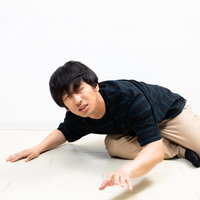 落としたコンタクトを探すあまり落ち込む男性の写真