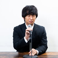 不正を追求されて思わず言葉が詰まる男性の写真
