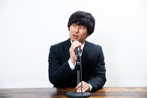 黒いスーツの男性が頭を下げる記者会見での謝罪