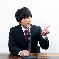 マスコミと口論になる会見でスーツの男性が逆ギレの写真