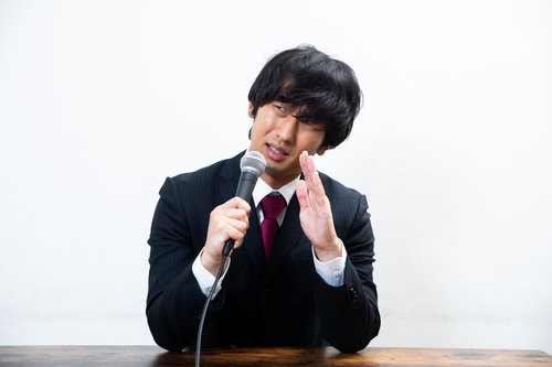 その質問はノーコメントな記者会見での男性