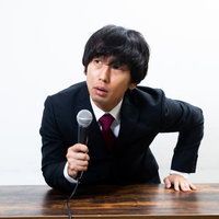 事実と違うことを指摘されて感情的になる広報担当の写真