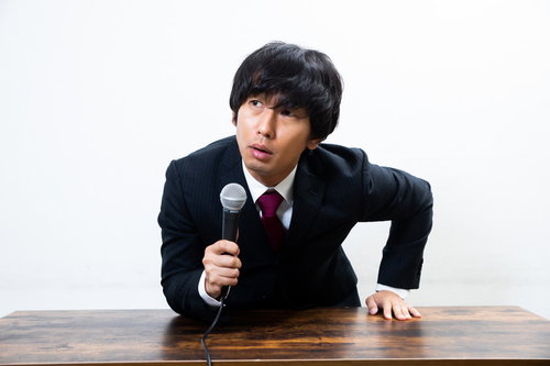 事実と違うことを指摘されて感情的になる広報担当