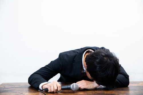 会見中にマイクの前で号泣してしまう広報男性