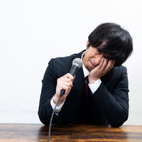 熱いものがこみ上げて言葉にできない会社員男性の写真