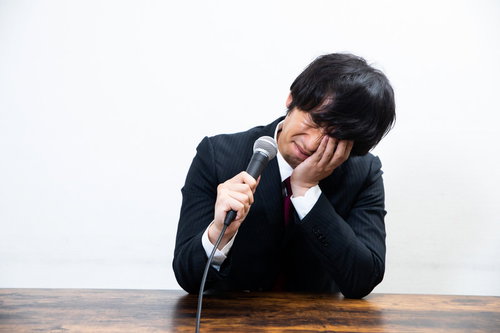 熱いものがこみ上げて言葉にできない会社員男性