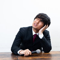 プレゼン内容をすっかり忘れてしまった会社員の頭痛の写真