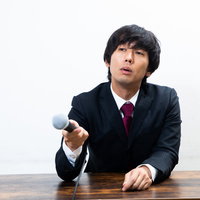 クソリプするやつらにマイクを突きつける男の写真