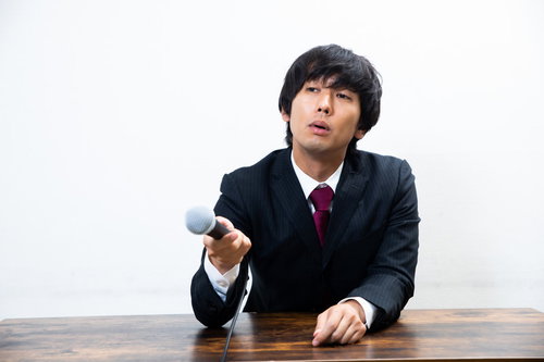 クソリプするやつらにマイクを突きつける男