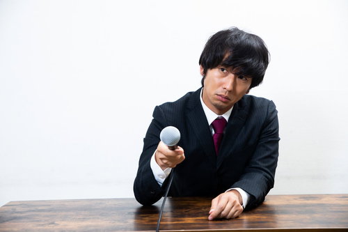 マイクを向けられて困惑する男性への直取材