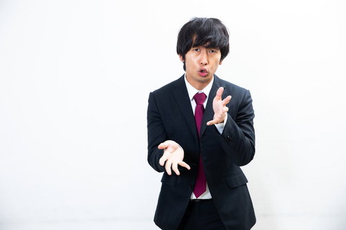 何かを説明するとき手をくねくねする会社員男性
