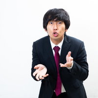 ジェスチャーで伝えようと必死な男性のプレゼンテーションの写真