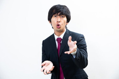 講師の怒ったしかめっ面とオーバーリアクション