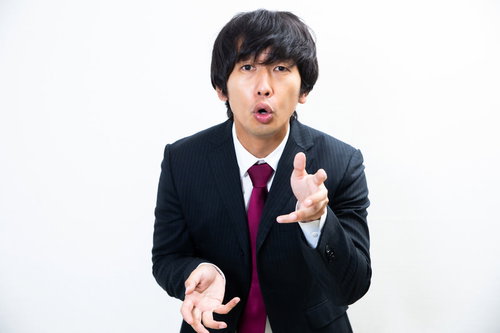 煽ってくる営業マンが右手を立てて説明する営業トーク