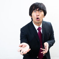 熱弁をふるうスーツ姿の講師の写真