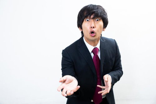 熱弁をふるうスーツ姿の講師