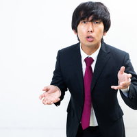 一大事でしょ、両手を広げて驚く男性の表情とジェスチャーの写真