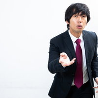 何度も提案してくるプレゼン男性の熱弁と力説の写真