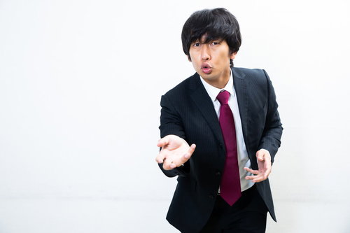 相手に訴えかける演説者の男性がマイクで熱弁を振るう