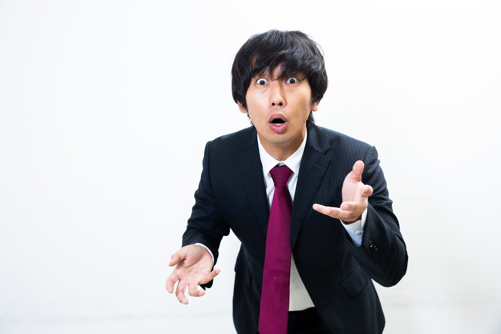 今でしょと言うスーツ姿の塾講師風の男性［モデル：大川竜弥］