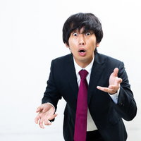 過去でしょ！スーツ姿の塾講師が熱く指差す男性の写真