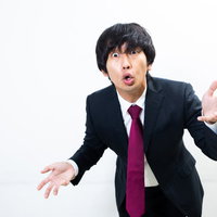 エライコッチャと力説するプレゼン男性のビジネス会見の写真