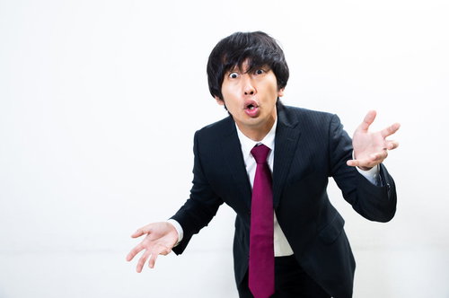 エライコッチャと力説するプレゼン男性のビジネス会見