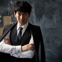 西麻布でよく見る感じのボーイ スーツ姿の執事の写真