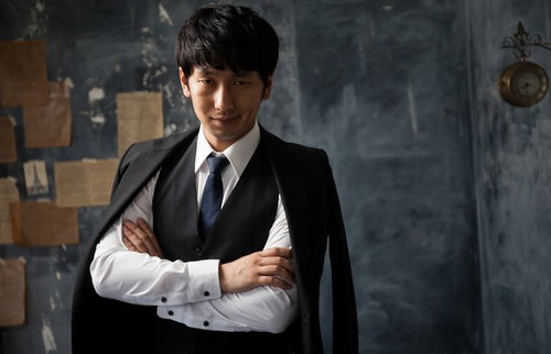 西麻布でよく見る感じのボーイ スーツ姿の執事の写真