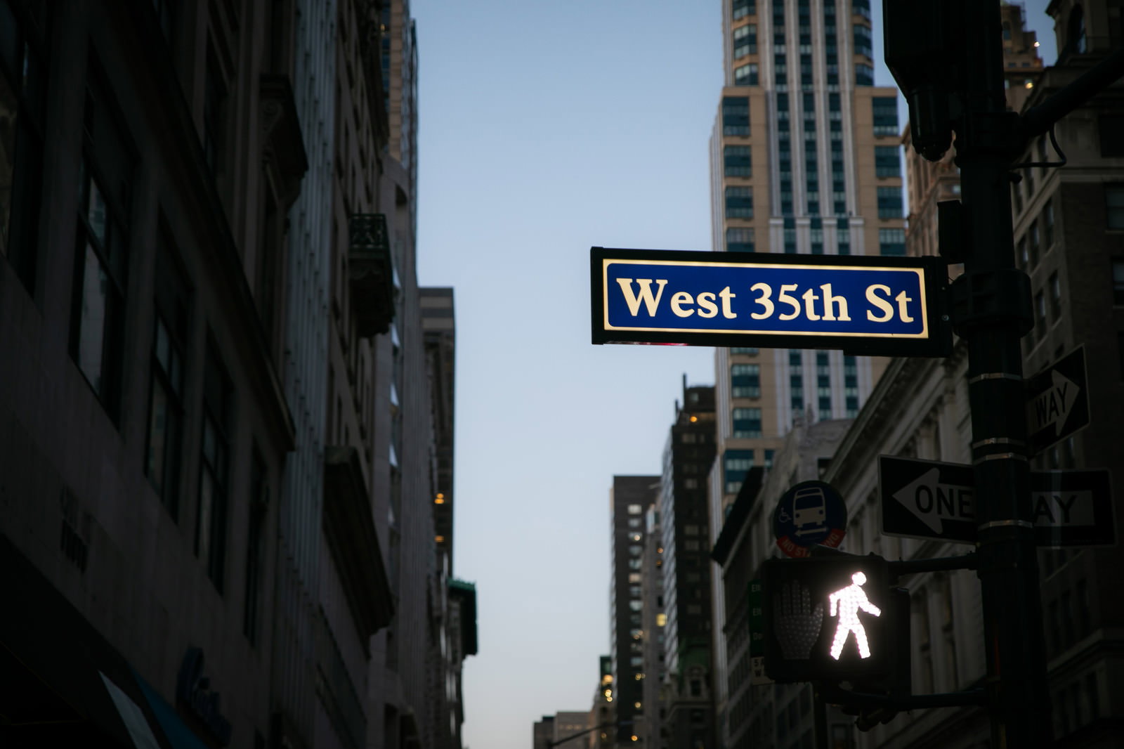 ニューヨークの街角にあるWest 35th Stのストリートサインと歩行者用信号機