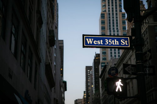 ニューヨークのWest 35th St、ストリートサインと歩行者用信号