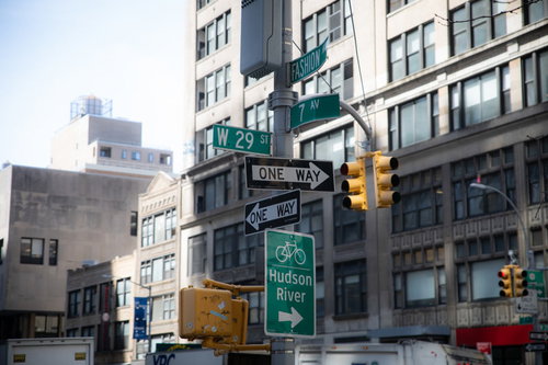 ニューヨークの街角に設置された信号機と道路標識