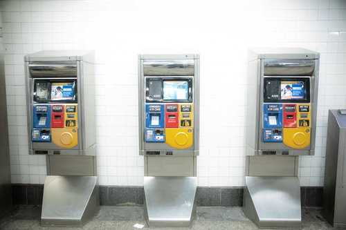 ニューヨークのセレクトバス停留所に設置された券売機