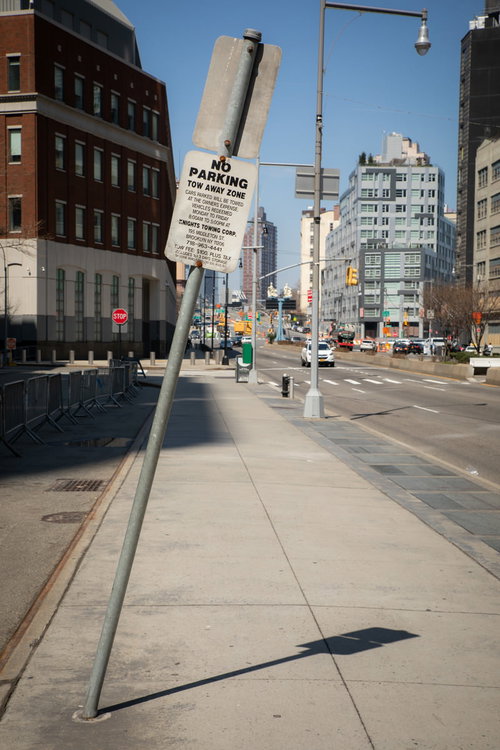 ニューヨークの歩道に斜めに傾いた駐車禁止の標識