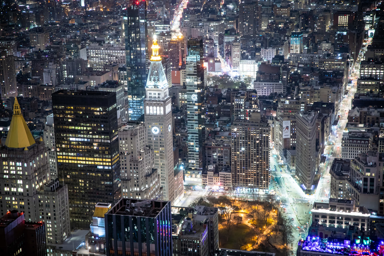 高層ビルが立ち並ぶニューヨーク・マンハッタンの夜景を高い場所から見下ろした風景