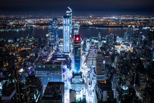 ニューヨークの夜景に浮かび上がるエンパイアステートビルと高層ビル群