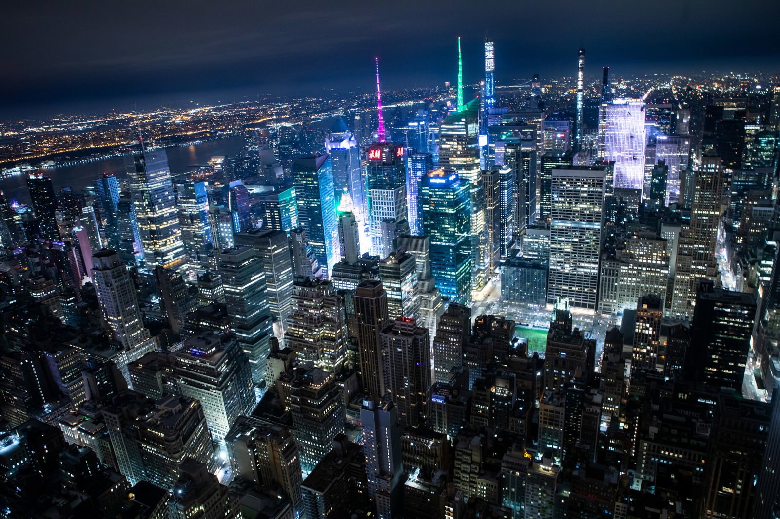 ニューヨークのマンハッタンで高層ビルが立ち並ぶ夜景