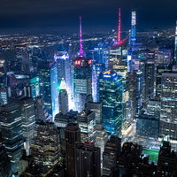 エンパイアステートビルから望むニューヨークの近未来的な夜景の写真