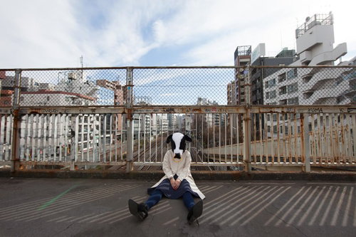 明日、なに食べて生きていこう〜歩道橋で座り込む牛かぶりの女性