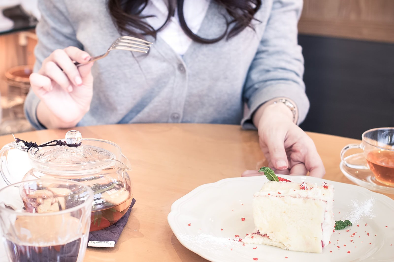 カフェでケーキを食べる女性