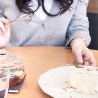彼女とカフェでケーキを食べるの写真